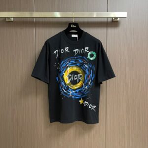 디올 2025SS 초봄 신상품 핸드 페인팅 그래피티 패턴 라운드넥 반소매 티셔츠