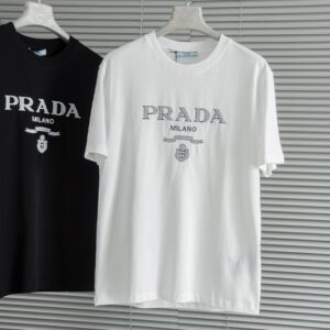 프라다 25SS 신상 반팔 티셔츠 라운드넥 디자인
