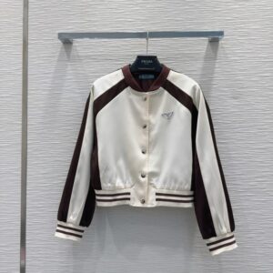 프라다 삼각형 로고가 들어간 맞춤 제작 코트