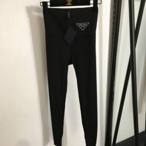 프라다 로고 프린트 엘라스틱 슬림핏 레깅스 요가 팬츠