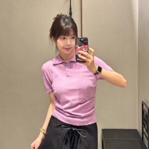 로에베 25S 신상품 봄/여름 퍼플 마이크로 로고 플리츠 라펠 반팔 탑