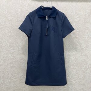 로에베 니트 소재의 네크라인과 반소매 드레스