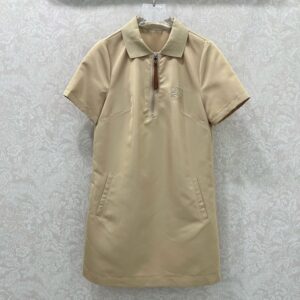 로에베 니트 소재의 네크라인과 반소매 드레스