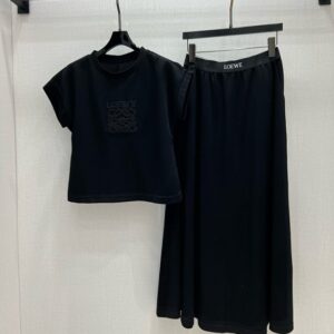 로에베 라운드넥 반팔 상의 + 신축성 허리 스커트