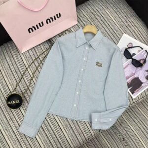 미우미우 스트라이프 라펠 긴팔 셔츠 화이트 대비 반바지 수트 자수 레터링