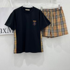 버버리 라운드넥 반팔 티셔츠, 플레드 반바지 세트