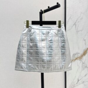 샤넬 25Ss 초가을을 위한 최신 체크 무늬 엠보싱 실버 숏 스커트