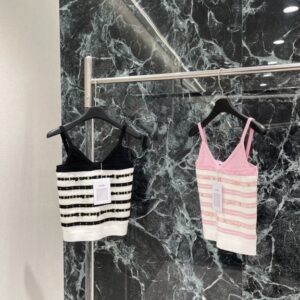 샤넬 리본과 비즈 장식의 대비되는 컬러 니트 서스펜더