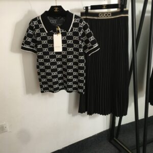 구찌 폴로 칼라 반팔 니트 탑, 리본 하이웨이스트 플리츠 스커트